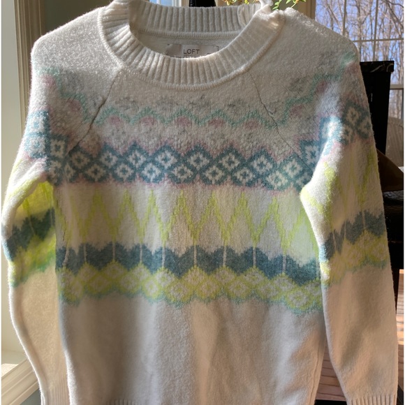 Loft crew neck Sweater white with pink , gray , blue , yellow beautiful pattern - Picture 3 of 13